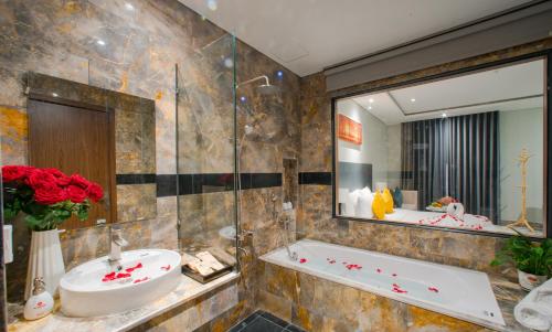 Bilik mandi di PHU THANG GRAND HOTEL