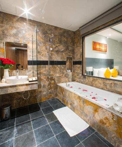 Bilik mandi di PHU THANG GRAND HOTEL