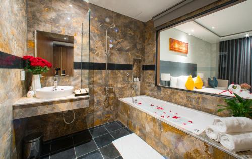 Bilik mandi di PHU THANG GRAND HOTEL