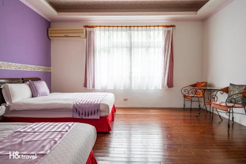 a bedroom with two beds and a window at Shan Tyi Homestay in Jian