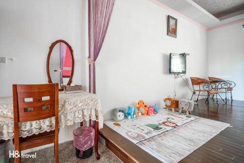 a bedroom with a dressing table and a mirror at Shan Tyi Homestay in Jian