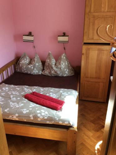 um quarto com uma cama com uma toalha vermelha em Apartment next Metro - Adults Only em Varsóvia