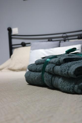 einen Stapel Handtücher auf dem Bett in der Unterkunft Semi-basement 50sqm apartment near Kos citycenter in Kos-Stadt