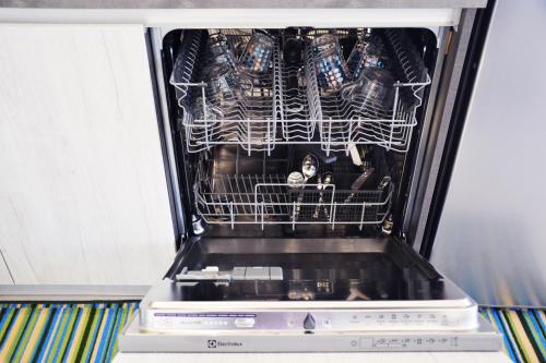 a dishwasher with a basket full of food in it at Splendida Villa NATURE-APPARTAMENTO MELOGRANO a SCOPELLO-ZINGARO vista sul mare in Scopello