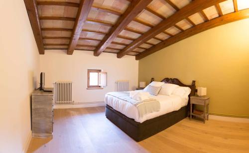 A bed or beds in a room at Masia Les Apieres