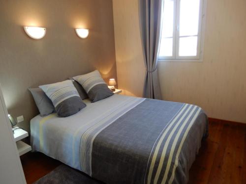 1 dormitorio con 1 cama grande y ventana en Villa des Bains de Mer avec balcon et vue, terrasse 300 m plage, 2 chambres, 3 velos fournis à Mers les Bains Le Treport, petit dejeuner en option en Mers-les-Bains