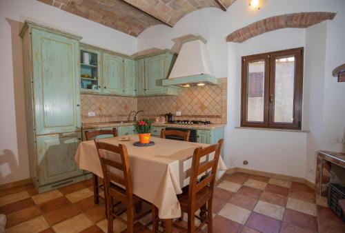 eine Küche mit einem Tisch und Stühlen im Zimmer in der Unterkunft CasaMatta2 in Isola del Giglio