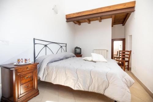 1 dormitorio con 1 cama grande y vestidor de madera en CasaMatta2 en Isola del Giglio