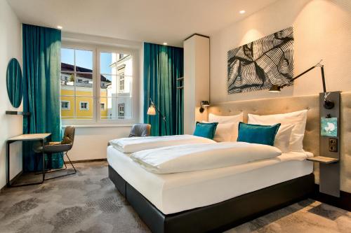 Ein Bett oder Betten in einem Zimmer der Unterkunft Motel One Linz-Hauptplatz