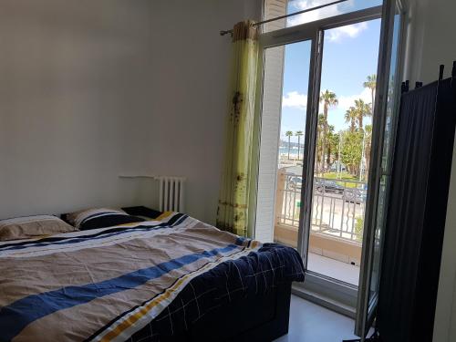 une chambre avec un lit et une vue sur un balcon dans l'établissement Studio with sea view for 2 people, à Toulon