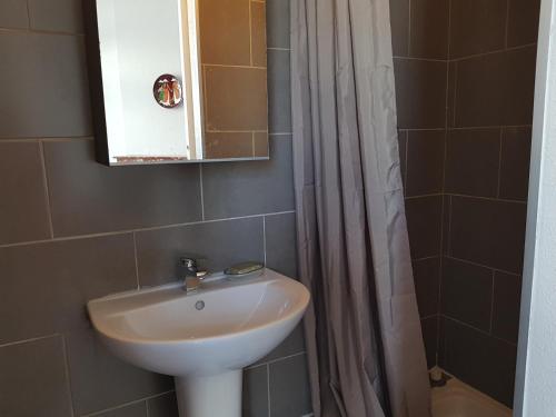 une salle de bain avec un lavabo et un miroir dans l'établissement Studio with sea view for 2 people, à Toulon
