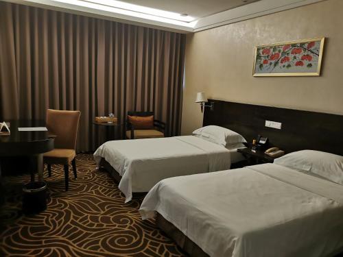 Ένα ή περισσότερα κρεβάτια σε δωμάτιο στο Hua Shi Hotel