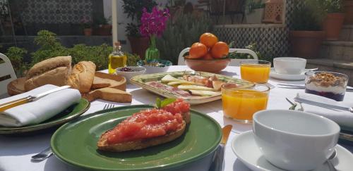 Una mesa con un plato de comida sobre una mesa. en Casa Rural los Danzantes, en Fuente-Tójar