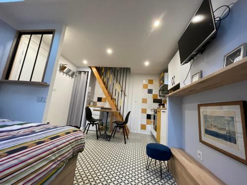 una camera da letto con un letto e una scrivania in una stanza di VILLA JULIETTE a Dunkerque