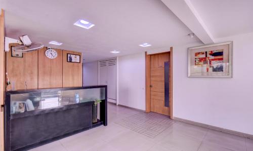 einen Flur mit einem Aquarium in einem Zimmer in der Unterkunft Treebo Trend Admiral Suites New Usmanpura in Aurangabad