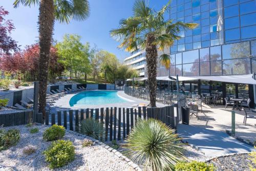 Bazén v ubytování Novotel Poitiers Site du Futuroscope nebo v jeho okolí