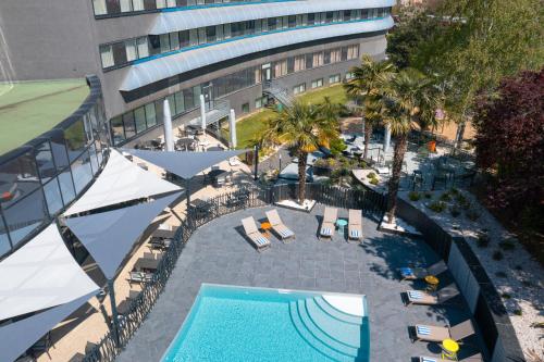 Bazén v ubytování Novotel Poitiers Site du Futuroscope nebo v jeho okolí