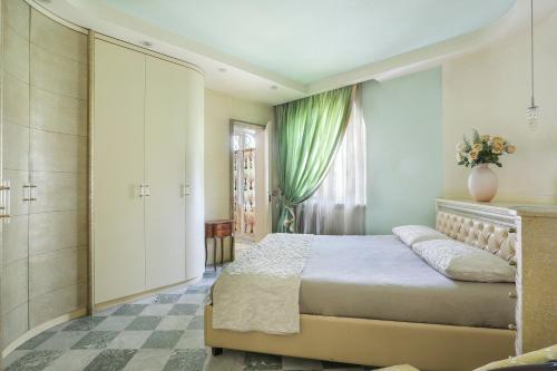 sypialnia z łóżkiem i zieloną zasłoną w obiekcie Luxury Garden House w mieście Pietrasanta