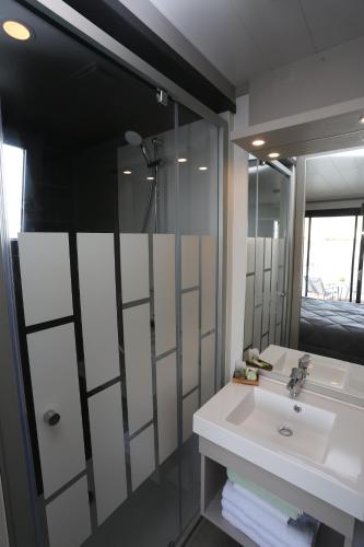 a bathroom with a sink and a mirror at Les Ilots de Gruissan in Gruissan