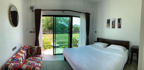 Un pat sau paturi într-o cameră la Saythong boutique hotel
