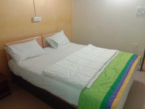 Postel nebo postele na pokoji v ubytování Abhimaan Residency