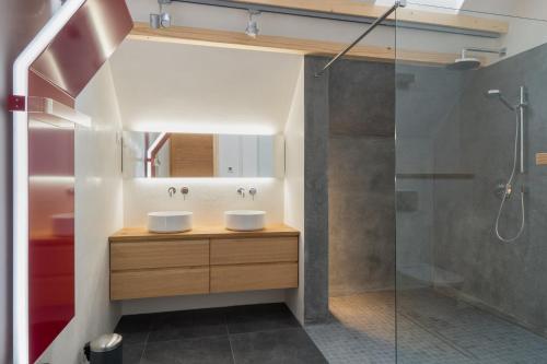 a bathroom with two sinks and a shower at Beechtree Property in Izvoare