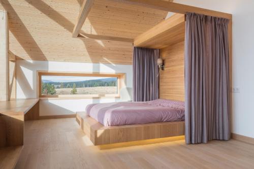 sypialnia z dużym łóżkiem i oknem w obiekcie Beechtree Property w mieście Izvoare