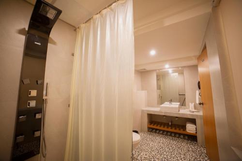 Koupelna v ubytování Abhyagama Hotel