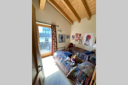 salon z kanapą z psem w obiekcie COTTAGE LA VILLA w mieście Oga