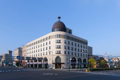 小樽市にあるホテルノルド小樽の白い大きな建物