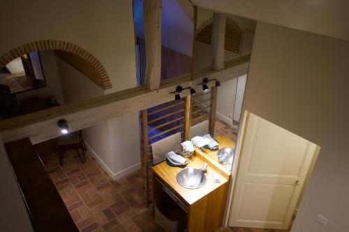 Blick auf ein Bad mit 2 Waschbecken in der Unterkunft LA PETITE MAISON DANS LA PRAIRIE in Mézilles