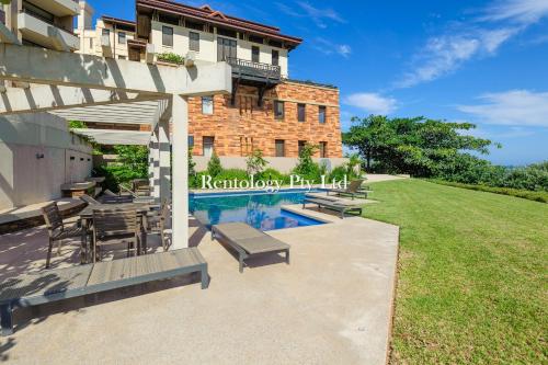 バリートにあるLuxurious 2 Bed Zimbali Suites Sea Viewのパティオ(テーブル、ベンチ付)