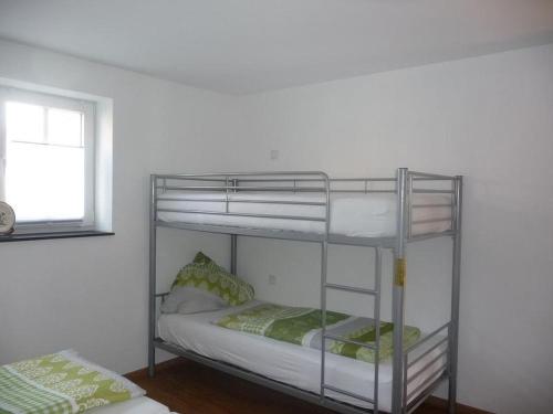 Двухъярусная кровать или двухъярусные кровати в номере Ferienwohnungen Baust im Mühlental