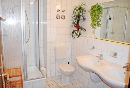 A bathroom at Ferienappartement zwischen Ostsees