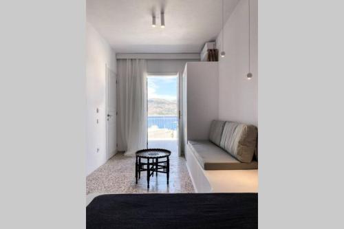 un soggiorno con divano e tavolo di Aerase Apartment a Karpathos