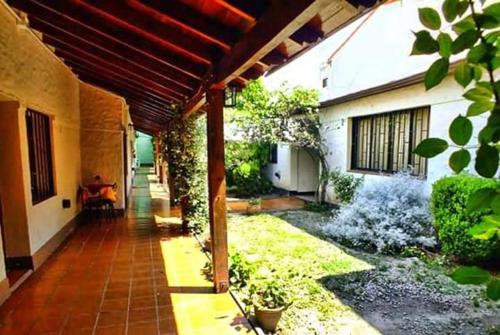 un porche de una casa con patio en Hotel inty raimi en Salta