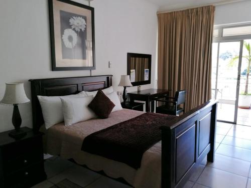 Ένα ή περισσότερα κρεβάτια σε δωμάτιο στο Sunset Boulevard Riverlodge
