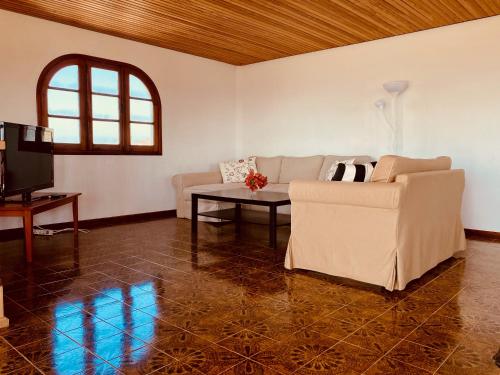 salon z kanapą i stołem w obiekcie Finca Gerardo Villa w mieście La Playa Calera