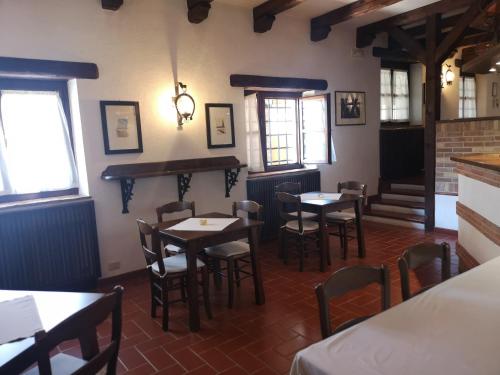 un restaurante con mesas y sillas en una habitación en Agriturismo Casa Shangri-La, en San Giovanni al Natisone
