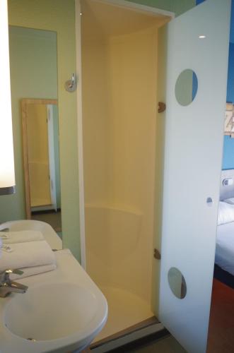 ibis budget Narbonne Est tesisinde bir banyo