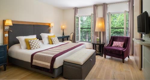 Hotel Castel Maintenon - Handwritten Collection tesisinde bir odada yatak veya yataklar
