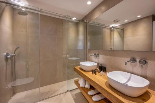 a bathroom with a sink and a shower at Casa di terra in Mesaria