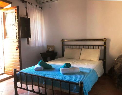 a bedroom with a bed with towels on it at Machi's House in Plaka Milou