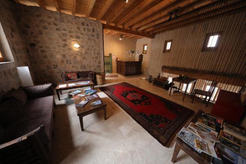 uma sala de estar com um sofá e uma mesa em Helike in Cappadocia em Üçhisar