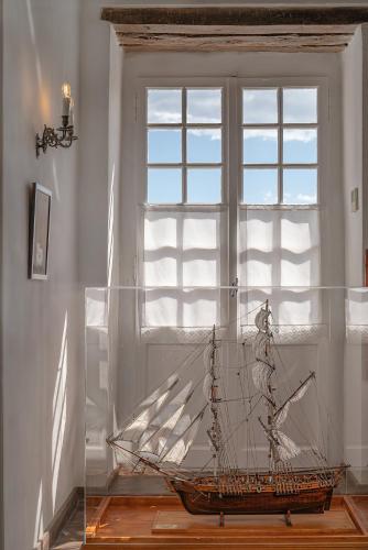 a model of a boat in a window at The 1813 Painter's Villa by Neuvel in Galaxidhion