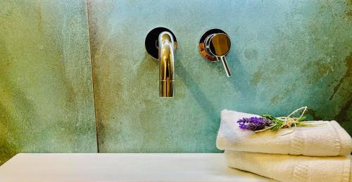 une serviette assise sur un comptoir à côté d'un lavabo dans l'établissement Albergo Suisse Bellevue, à Monterosso al Mare