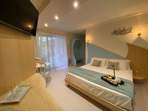 キオッジャにあるCasa di Carlo Goldoni - Dimora Storicaのベッドルーム(ベッド1台、テーブル、テレビ付)