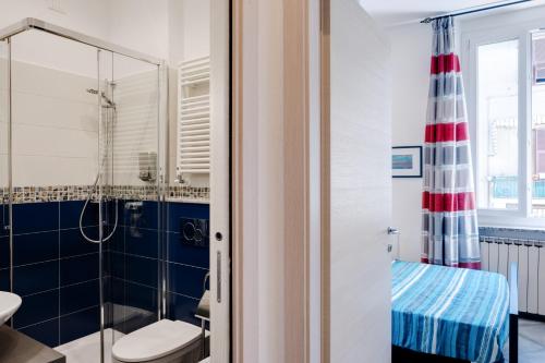 y baño con ducha, aseo y lavamanos. en Affittacamere Brinn, en La Spezia