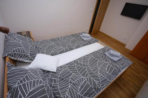 two beds in a small room with a bedskirts at Mipet apartmani in Zlatibor