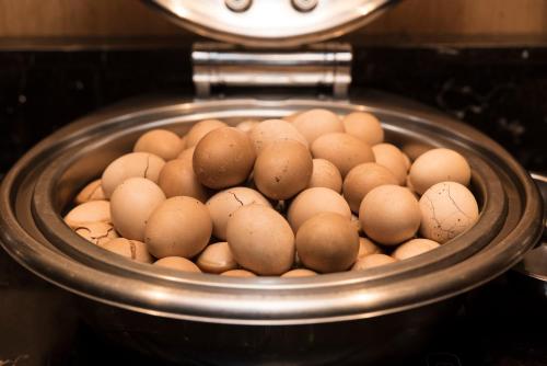 a bunch of eggs in a pot in an oven at Inhouse Hotel Yehliu in Wanli